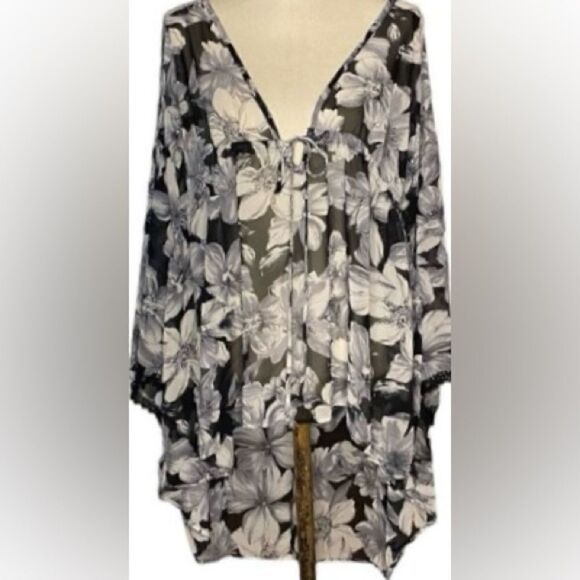 Torrid Wm’s Sz 4 Grey Black White Deep V Hi Lo Sheer Pull Over Blouse - Picture 1 of 3